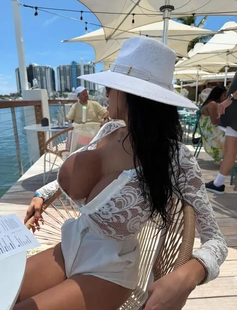 There is a new bimbo in town. Love her outfits and how she wears them! Classy and beautiful.