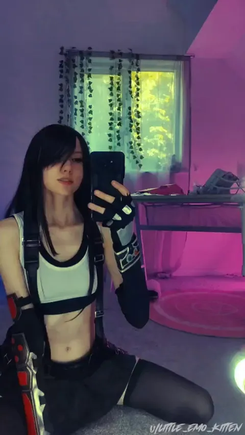 Enjoying the view? Tifa Lockhart by little_emo_kitten