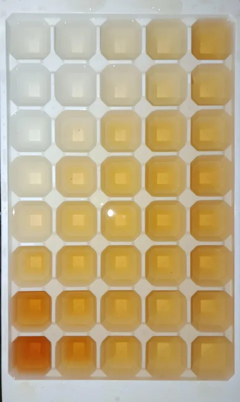 This ice cube tray soaking in the sink got a nice transition of shades