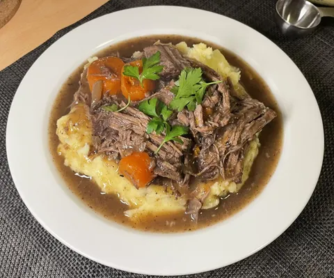 [Homemade] Pot roast w/ mashed potatoes