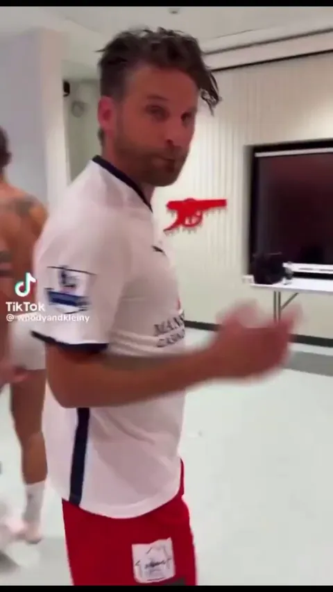 David Bentley snuck into Mikel Arteta's office at the Emirates wearing a Spurs kit, grabbed beers from his mini fridge