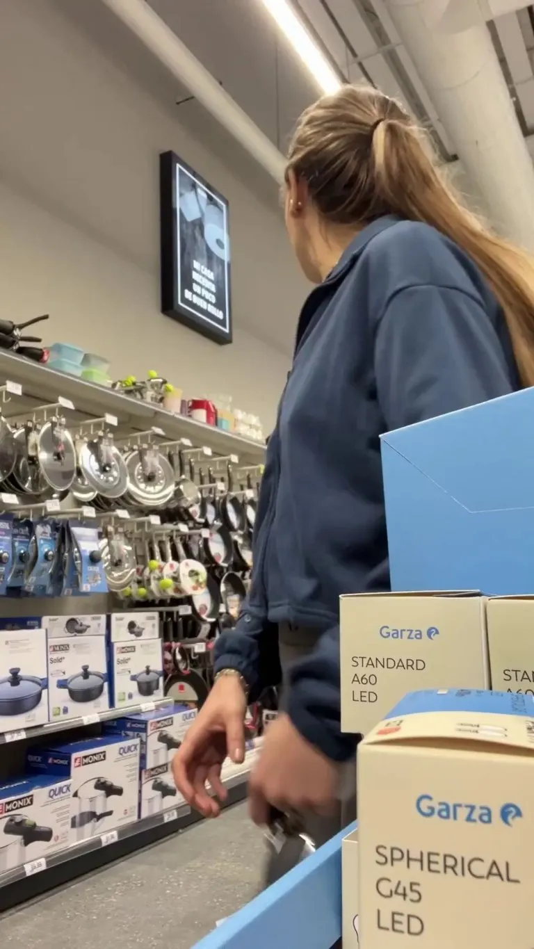 Flashing my cute tiddies here for those bored husbands