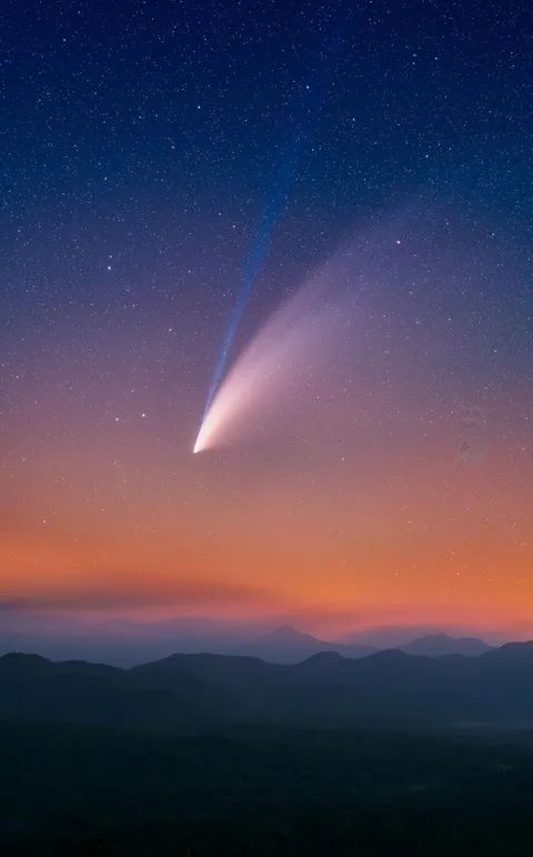 One of the most incredible moments of my life happened almost exactly a year ago, when I witnessed this comet with my naked eyes. Here’s a photo I captured to try and do the moment justice. [OC]