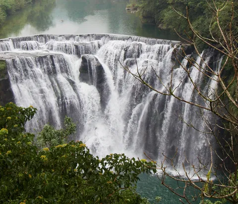 Shifen Waterfall, Taiwan [OC] [2997x2557]