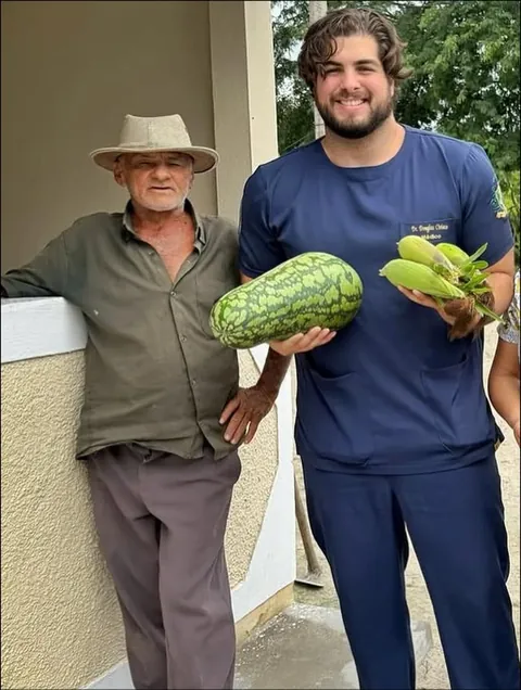 Douglas Ciríaco is a doctor from Ouro Branco in Alagoas, Brazil, known for treating patients without asking for payment. Many of those he helps come from remote areas with little access to medical care. Instead of money, they thank him with simple gifts like fruit, vegetables, eggs, or baked goods.