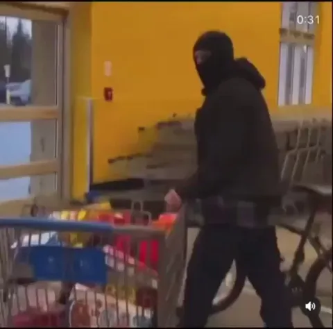 Robber attempts to leave store but grandma saves the day