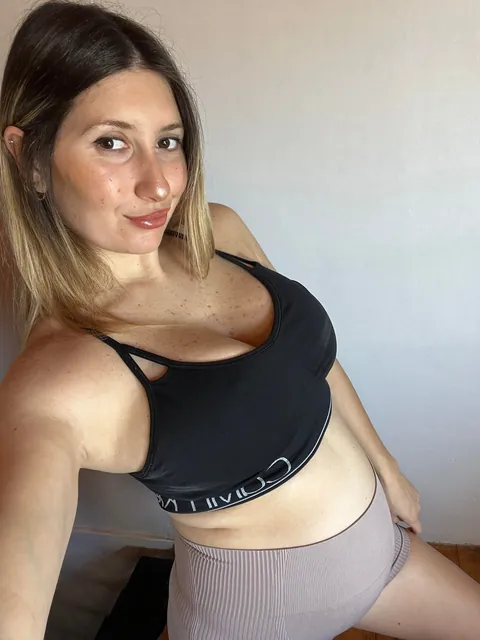 Even though I'm only 21 weeks pregnant, look how much my titties have grown