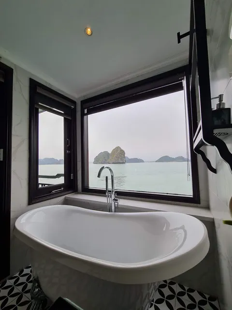 a cozy cruise ship room I stayed in HaLong Bay, Vietnam 🇻🇳