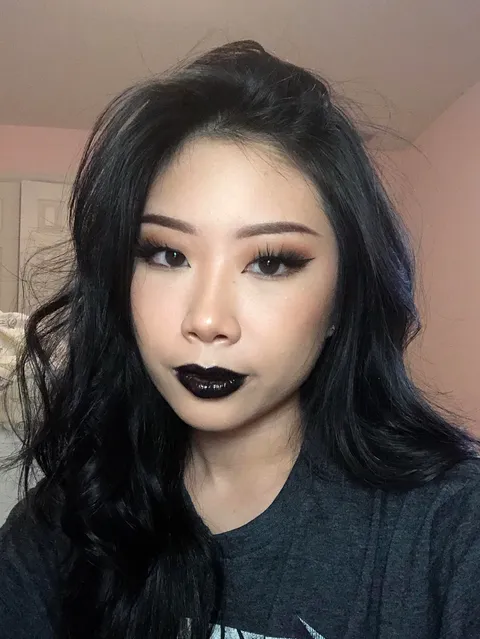 using black eyeshadow on my lips