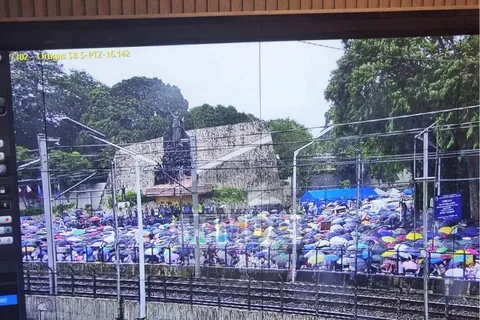Protesters clog EDSA White Plains. Northbound route no longer passable.