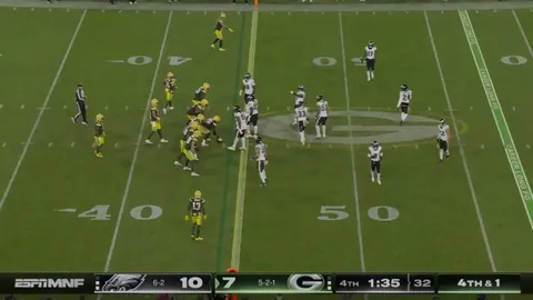 [Highlight] Moro Ojomo calls out GB's play on 4th&amp;1: "Inside Zone this way", and the play is blown up