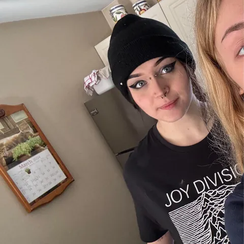 20F recovering alcoholic, jobless ex-goth. Life’s given me a slow roast—now burn me beyond recognition.