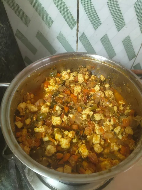 Friends said they'd come by 12:30, then pushed it to 2:30... it's almost 4 and I'm just sitting here with cold food which I cooked all by myself