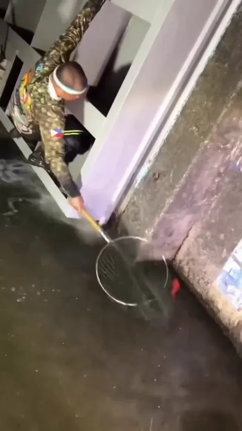 A man is trying to get his goldfish back.