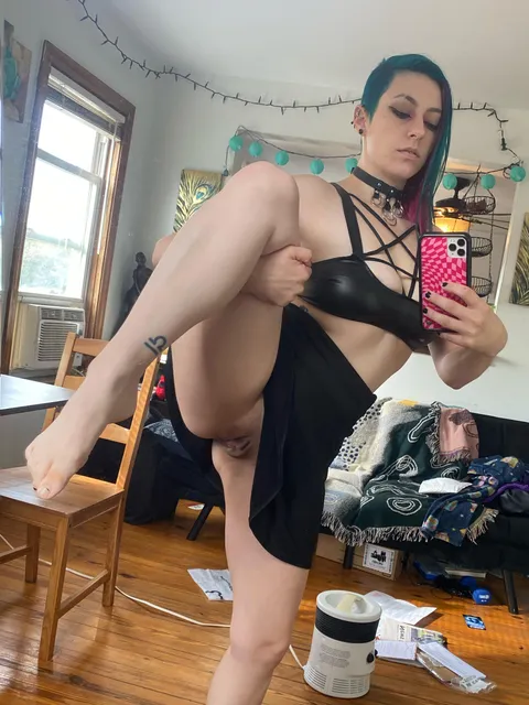 this alt girl demands you eat her pussy