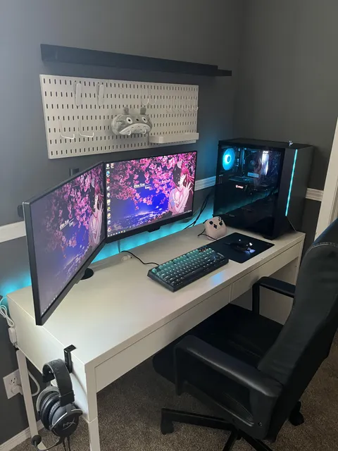 My girlfriend is moving in today. All she has is a Switch and an old laptop, so I decided to surprise her with her own battlestation in her favorite colors.