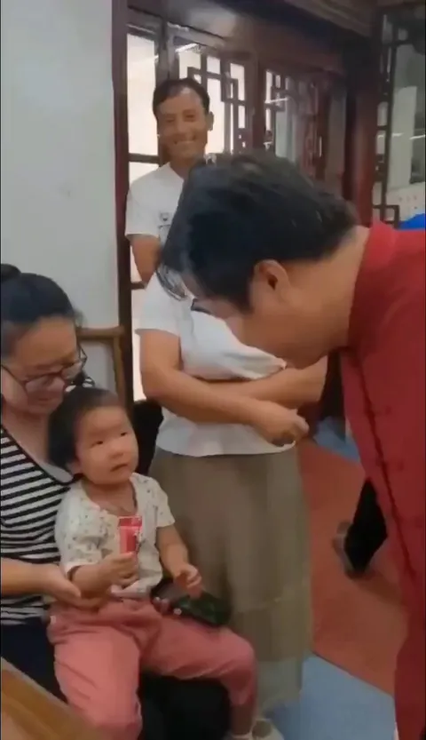 Chinese Doctor Fixes a Dislocated Elbow in Seconds — Kid Doesn’t Even Flinch