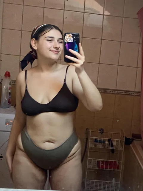 Do you like thick thigs and big smiles?☺️