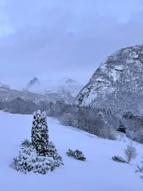 My girlfriends cozy farmhouse in Norway, with a winter &amp; summer comparison :)