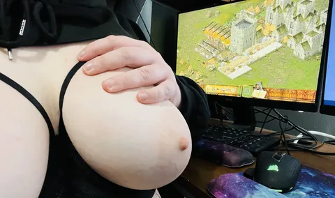 I can be your big tiddy goth gamer gf :3