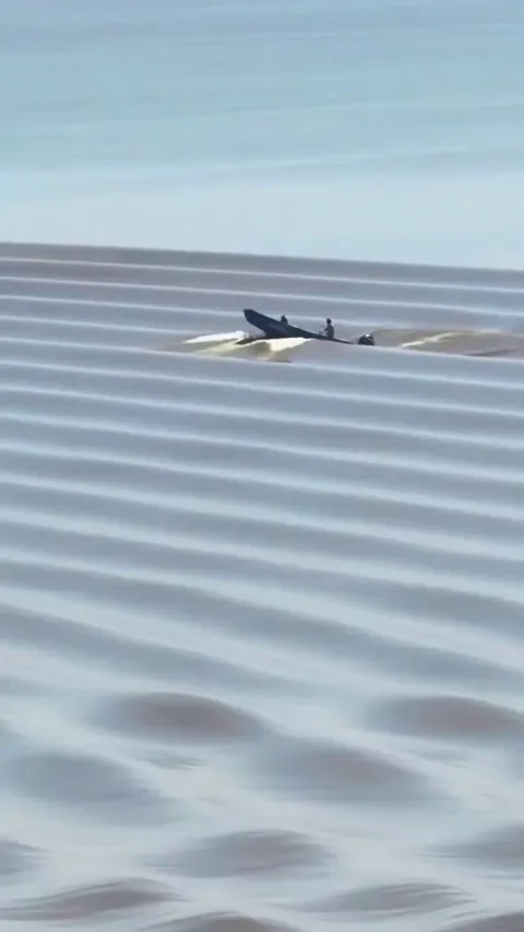 Sailing through the waves of the Qiantang river