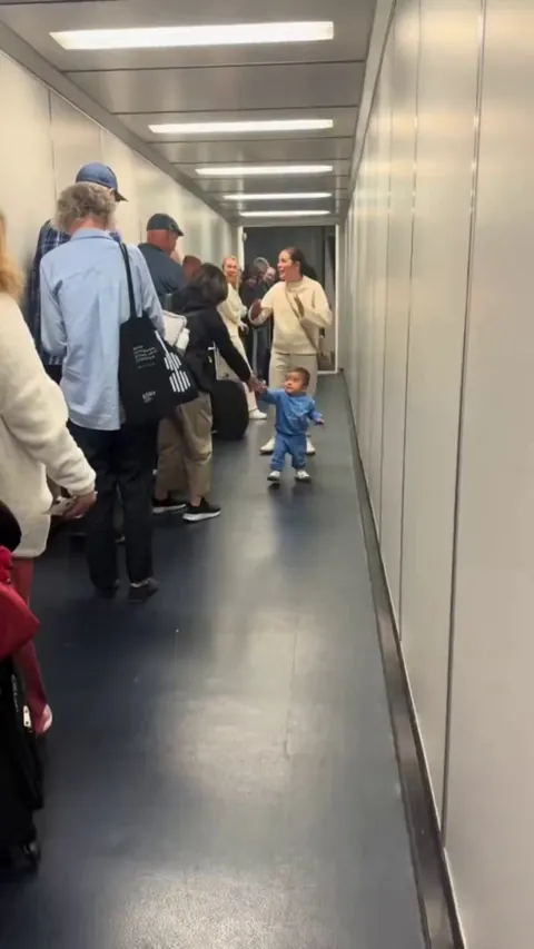 Little CEO greeting his employees😂