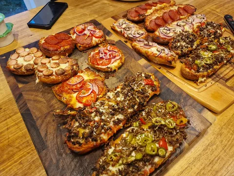 [homemade] Garlic Bread Pizzas