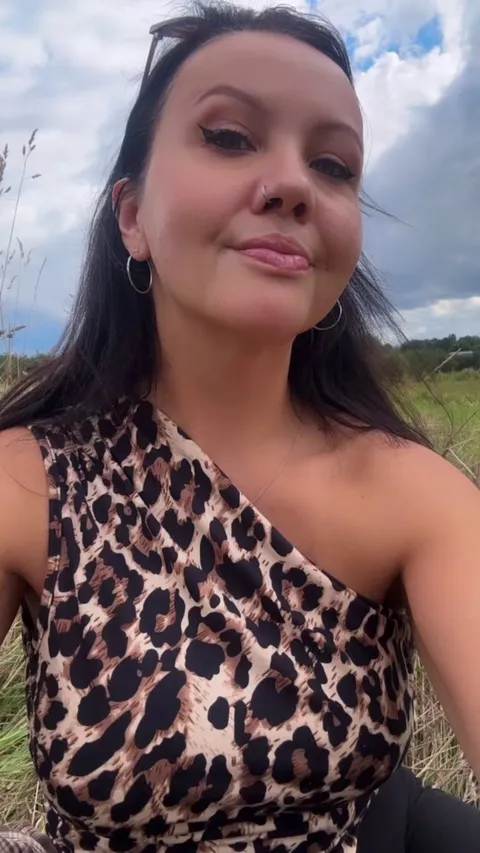 Mommy loves to fondle tits in the park