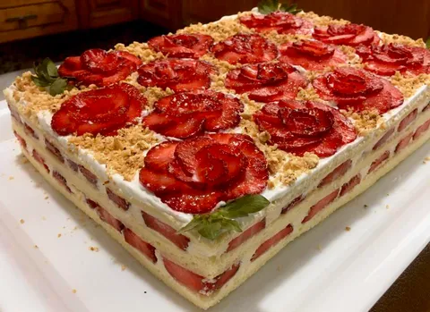 [homemade] strawberry vanilla cake