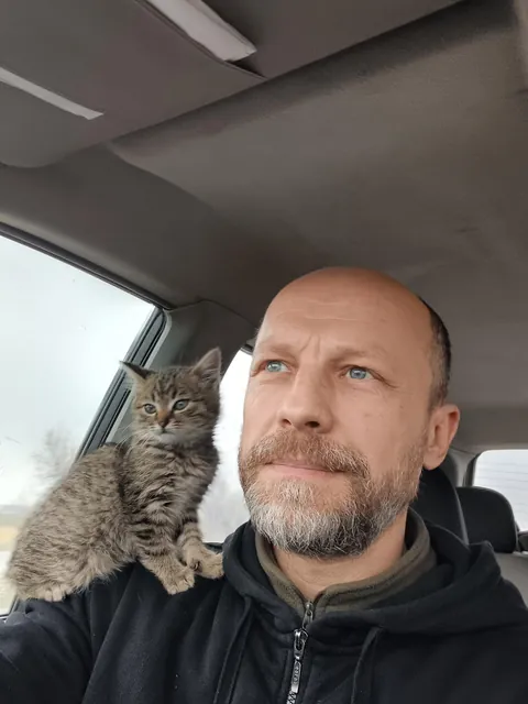 I found this kitten in the war a year ago