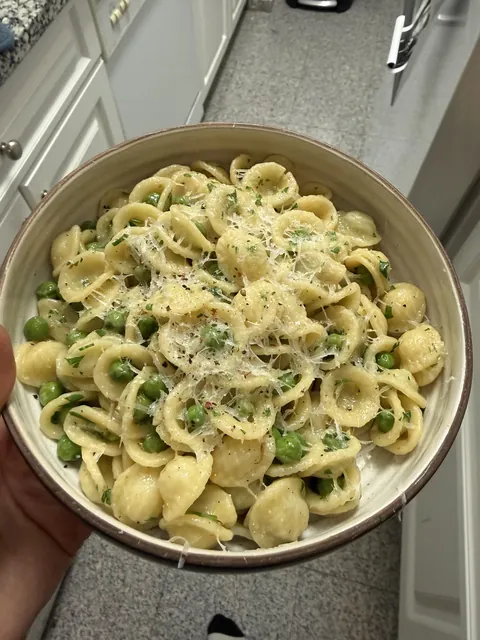 [homemade] Orecchiette with peas and garlic