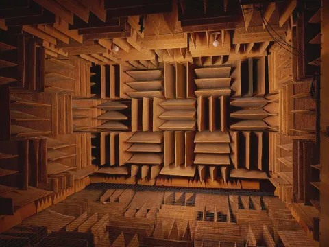 This is the world’s quietest anechoic chamber, absorbing 99.99% of sound and reaching −20.6 dB, so silent you can hear your own heartbeat, blood flow, and even the sound of your joints moving.