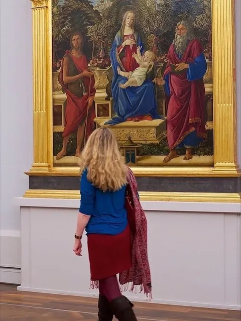Photographer captures museum visitors who match the artwork on display.