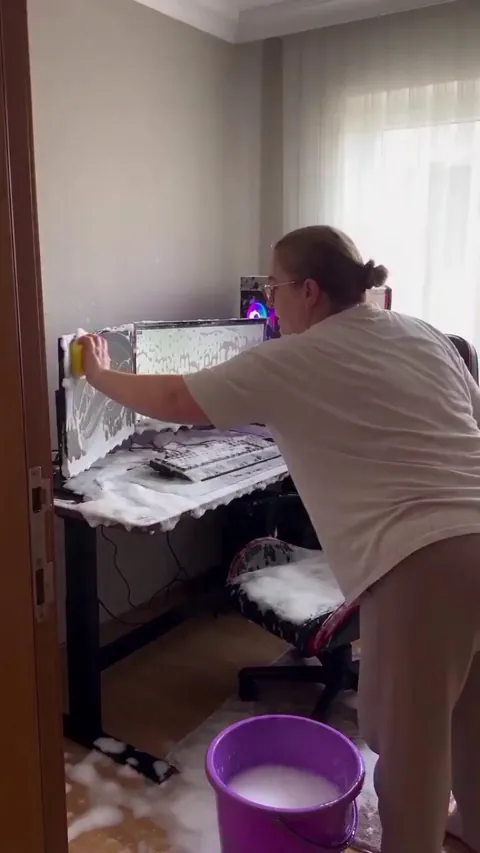 Thanks for the help mom... 🖥️😭