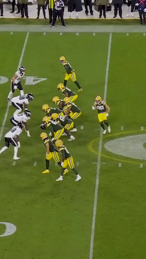 [Highlight] Jalyx Hunt narrowly avoids killing a ref