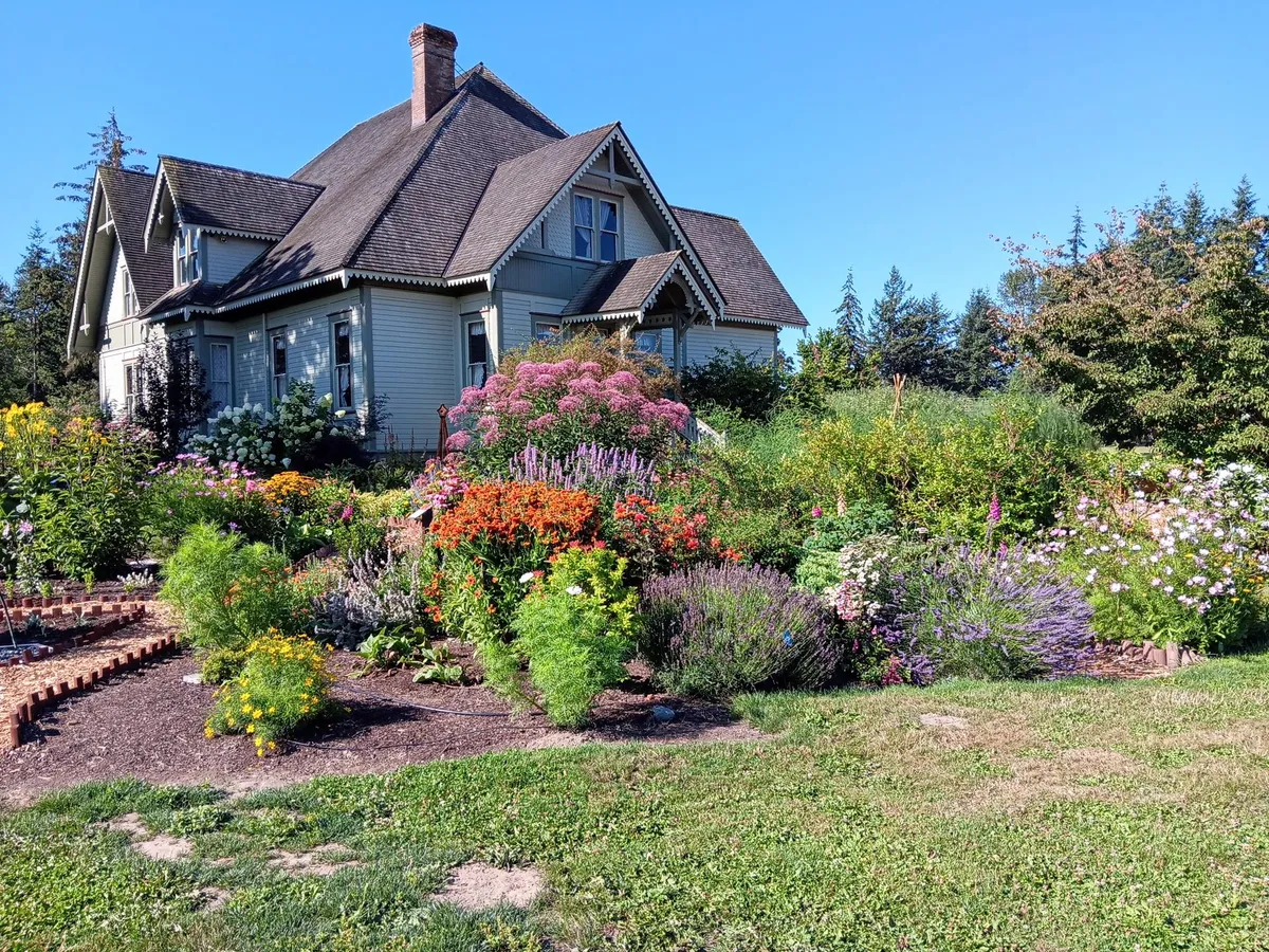 A house with a great garden at a park near us