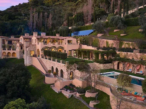 Los Angeles area has the nicest homes in the world and no one will ever convince me otherwise. This is a work of art. I could stare these photos all day, just absolutely beautiful