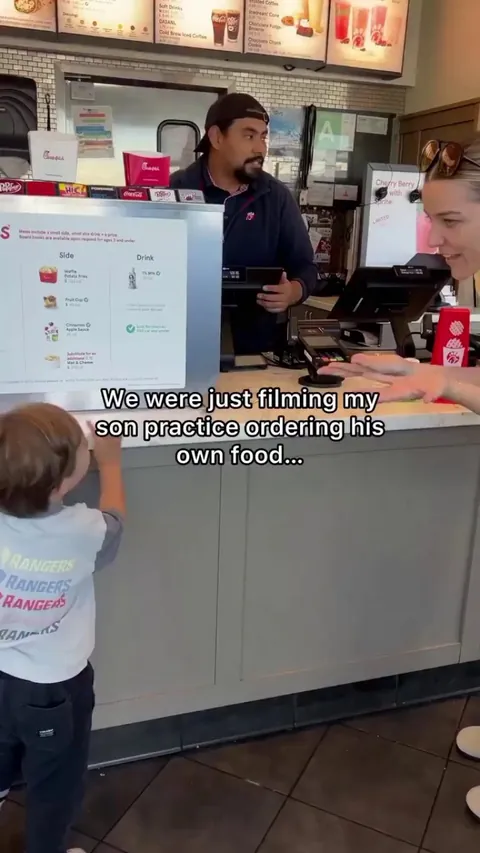 Cashier unexpectedly communicates through sign language to young boy with a hearing disability 🤝