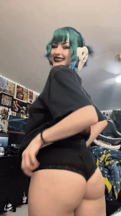 you should breed a gamer girl at least once in life