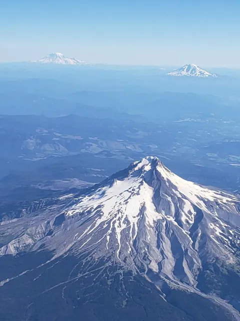 Mount Hood, Mount Rainier, and St. Helens in the same picture🏔 [OC] [810x1080]