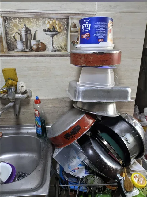 How my mom arranges everything after washing the dishes: