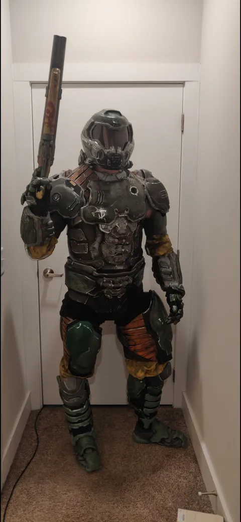 I built a DOOM suit for Halloween this year!