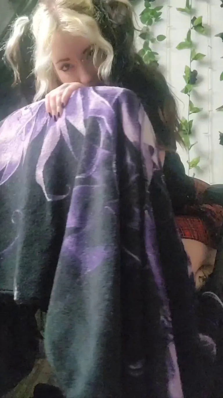 Err, hi. Just wanted to show you my asshole 👉🏻👈🏻