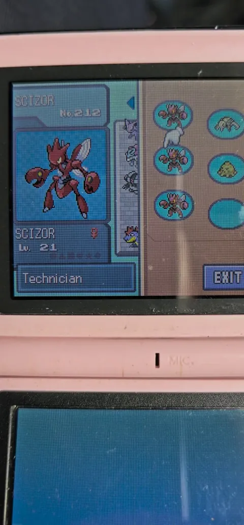 I have never noticed this slight difference between the male and female Scizor sprite before