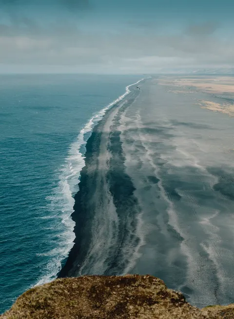 Icelandic coast line, and black sand [OC] [1350x1840]