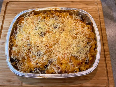 Girlfriend has the sads, made her 6-cheese mac &amp; cheese with bacon!