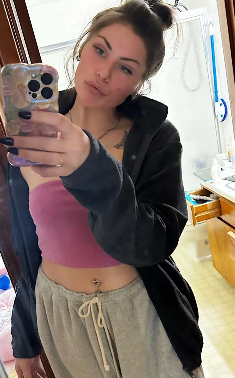 Any real men out there still find an all natural mom hot? 🫣 f25