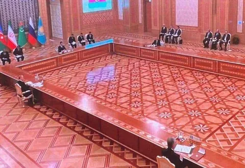 Putin's new table during today's meeting at the Turkmenistan