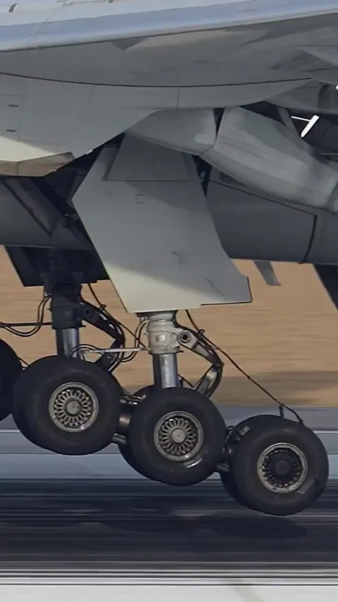 Boeing 777 landing in slow motion