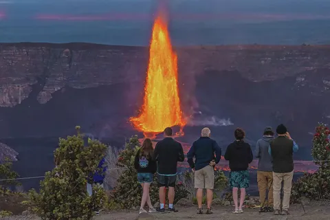 🔥 Kilauea's lava fountain reaches over 1000'